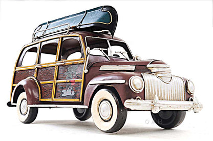 1947 Chevrolet Suburban W/Canoe 1:14